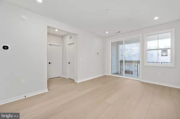 Chantilly, VA 20151,14427 GLEN MANOR DR