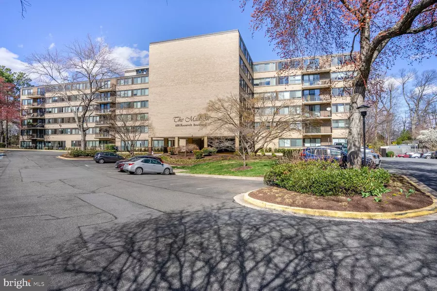 600 ROOSEVELT BLVD #412, Falls Church, VA 22044