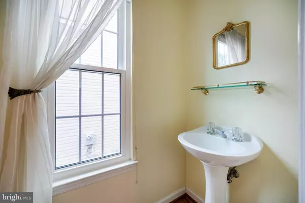 Alexandria, VA 22315,5422 CASTLE BAR LN