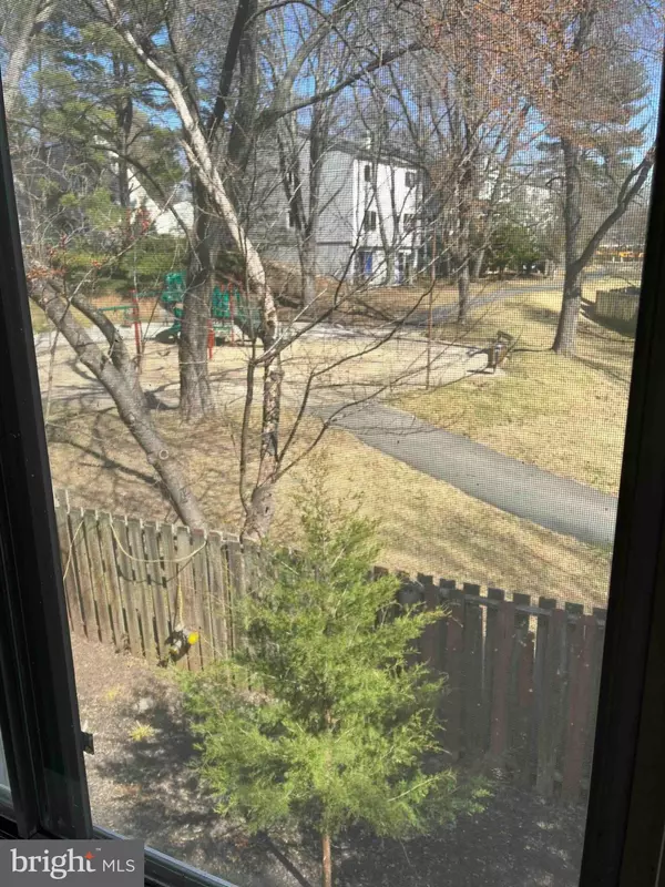 Reston, VA 20190,1496 ROUNDLEAF CT