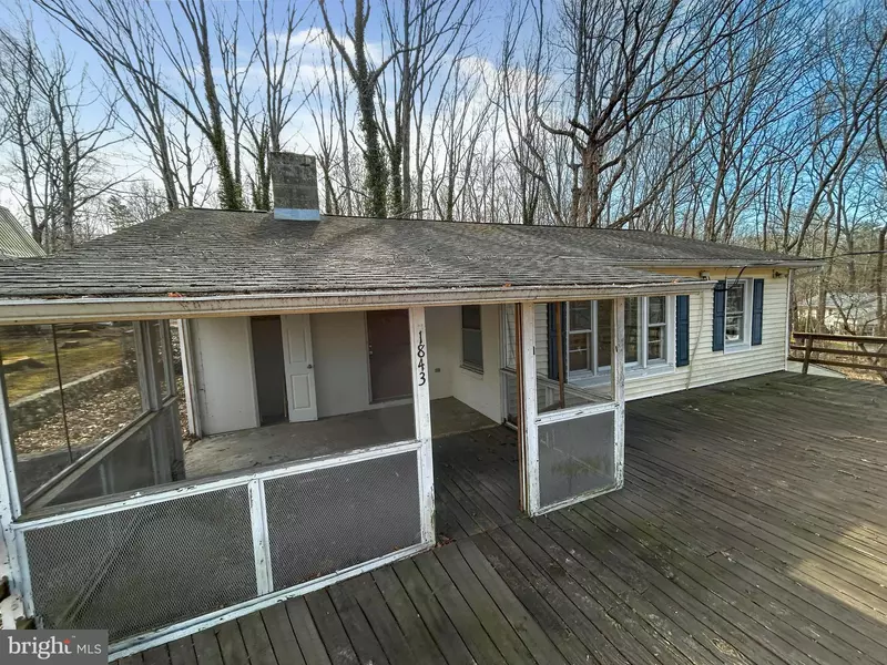 1843 S LAKESHORE DR, Louisa, VA 23093