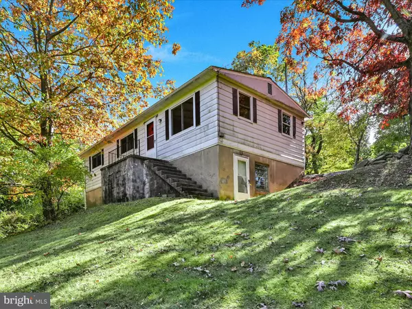 11 ROSE LN, Pottsville, PA 17901