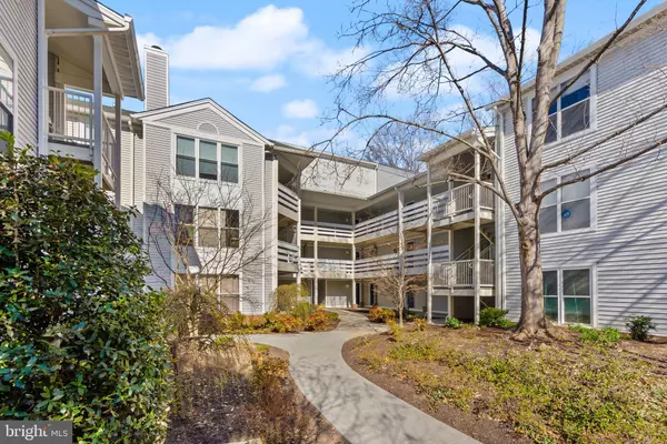 Oakton, VA 22124,10302 APPALACHIAN CIR #209