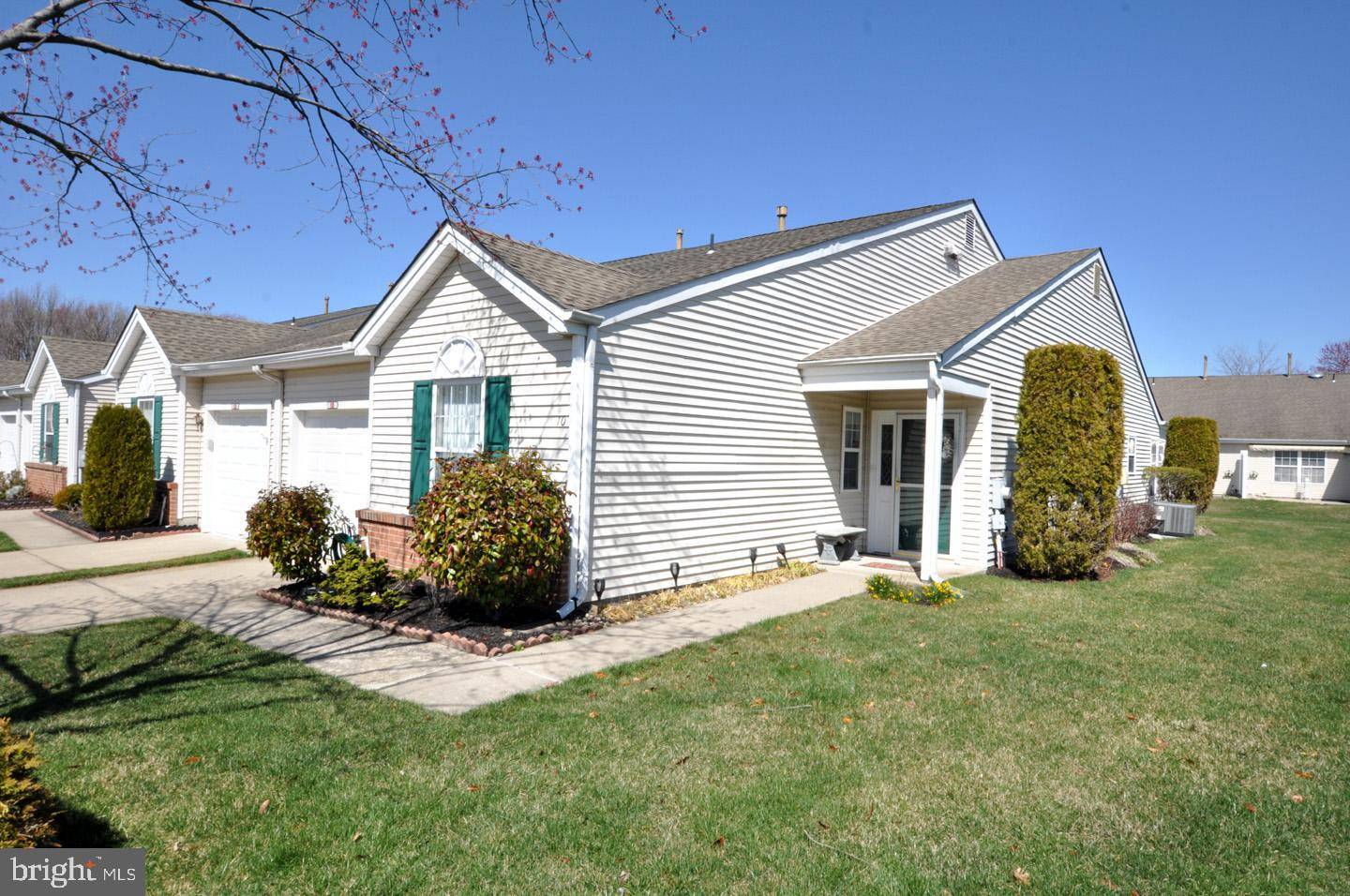 10 STAGHORN DR, Mount Laurel, NJ 08054