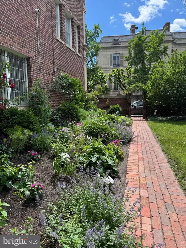 Washington, DC 20009,1661 CRESCENT PL NW #102