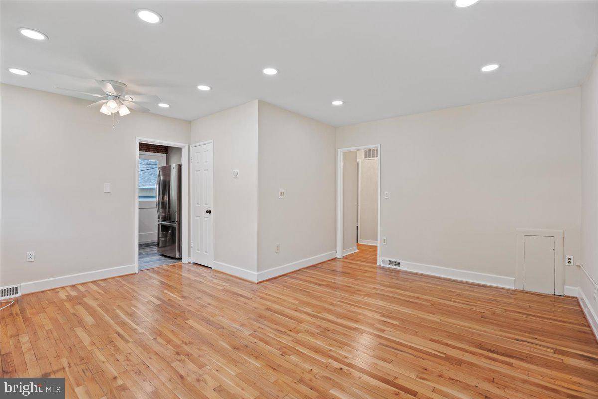 Landover, MD 20785,7906 ROXBURY CT