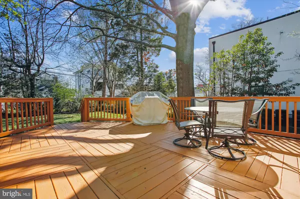 Arlington, VA 22202,910 17TH ST S