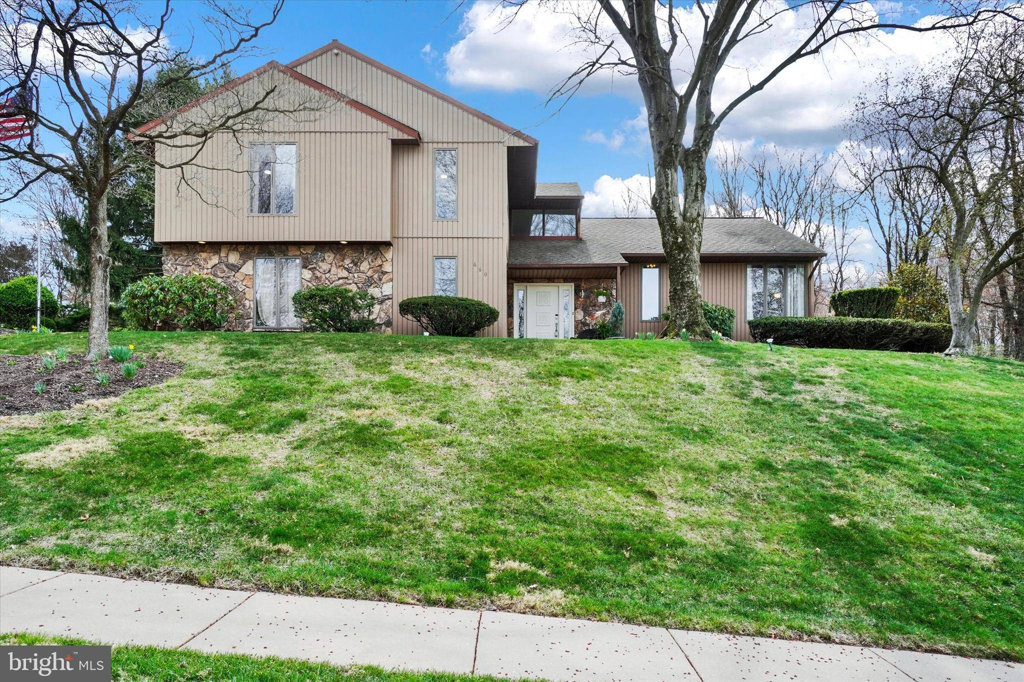 660 MARLOW DR, York, PA 17402