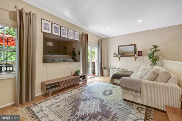 Vienna, VA 22181,9857 OAKDALE WOODS CT