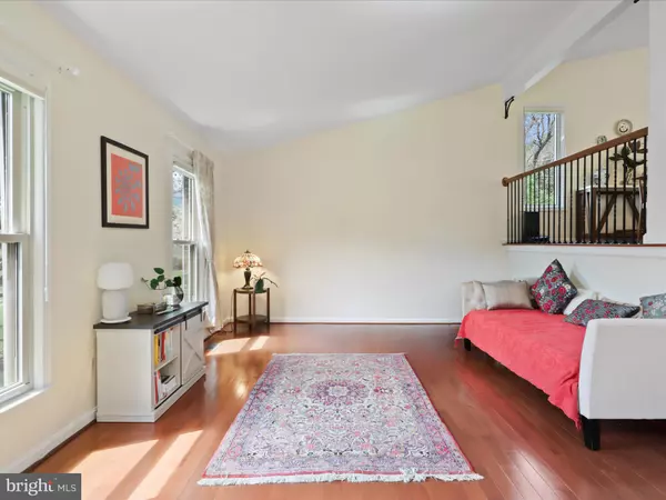 Oakton, VA 22124,10854 MEADOWLAND DR