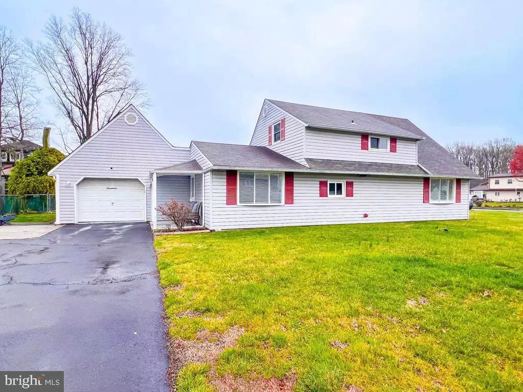 Levittown, PA 19055,17 ROUNDABOUT LN