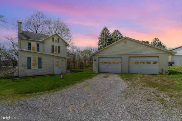 2392 MOUNTAIN RD, Manheim, PA 17545