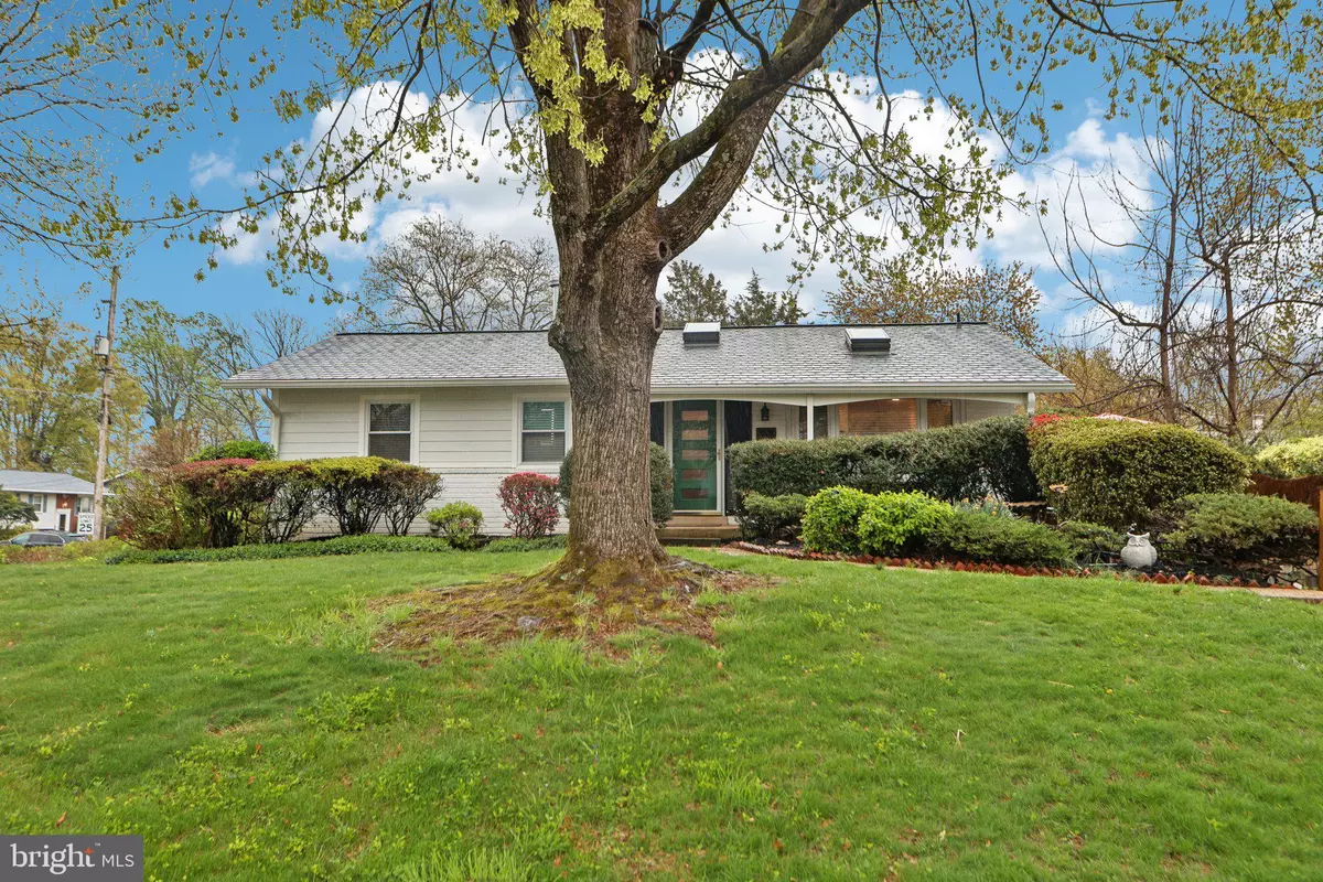 Annandale, VA 22003,7836 HERITAGE DR