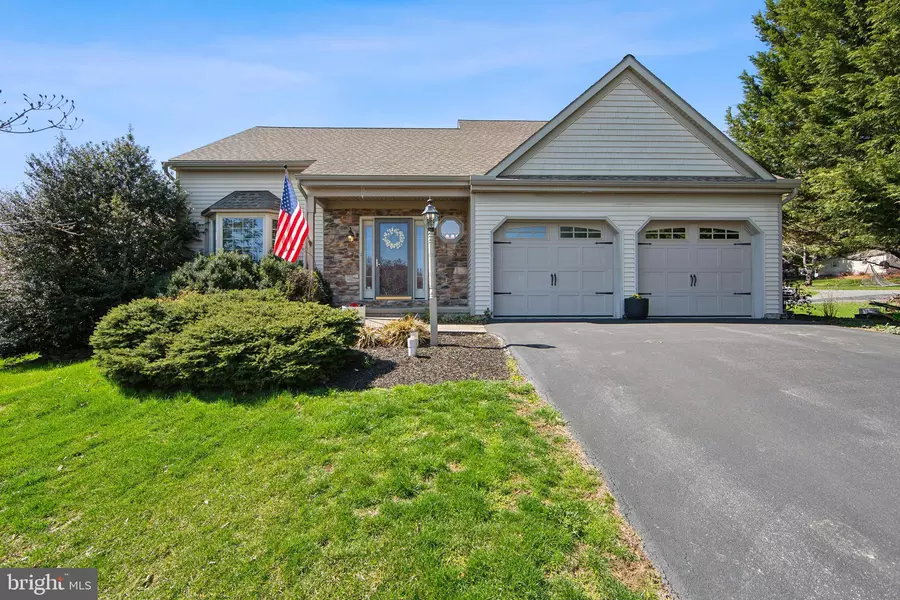 34 CAMELLIA CT, Lititz, PA 17543