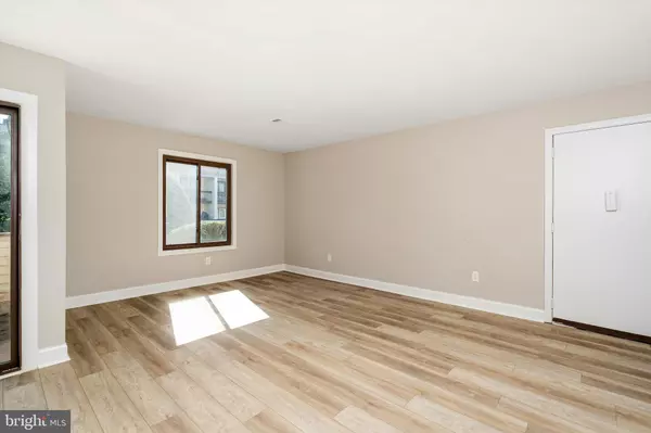 East Windsor, NJ 08520,V AVON DR #9