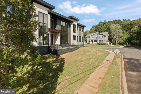 Vienna, VA 22180,610 DELANO DR SE