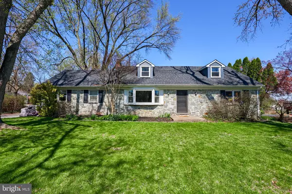 2033 ROBINDALE AVE, Lancaster, PA 17601