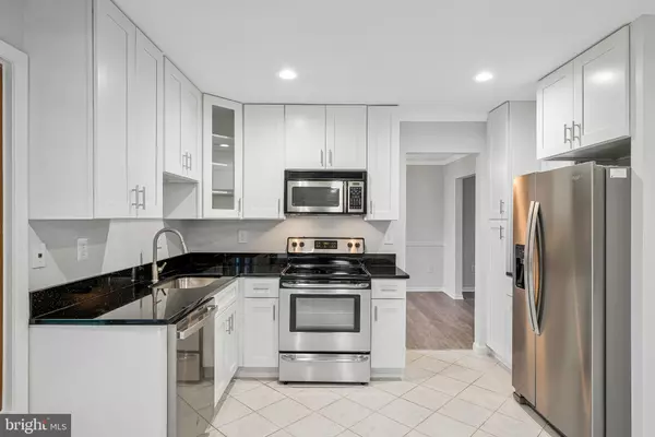 Vienna, VA 22181,9921 COURTHOUSE WOODS CT