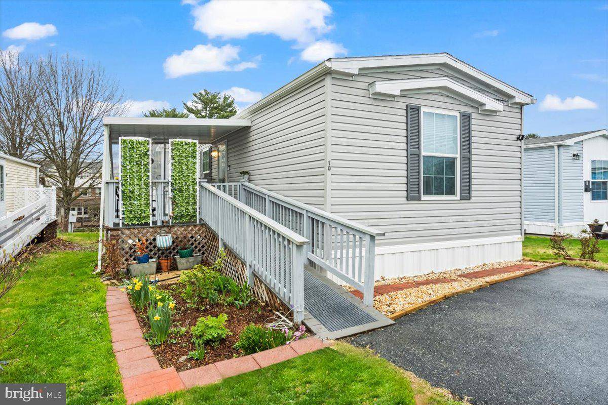 10 PENN COURT DR, Mount Joy, PA 17552