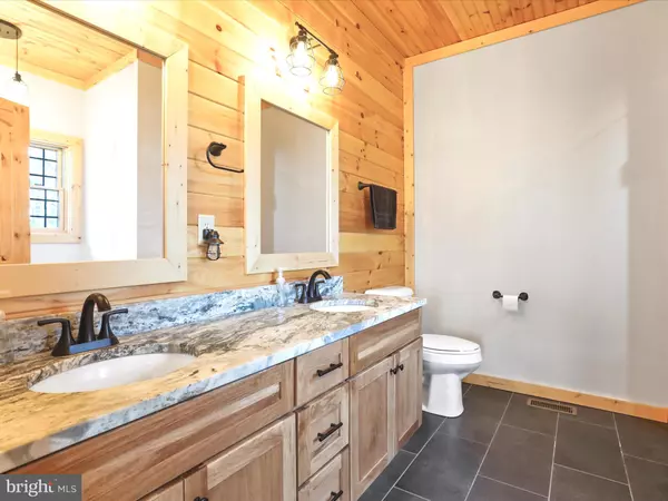 Berkeley Springs, WV 25411,227 KEY PINE LN