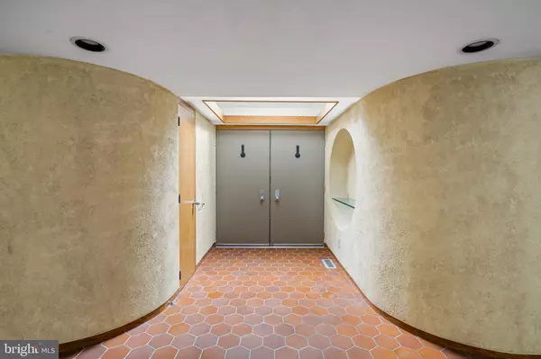 Bryn Mawr, PA 19010,390 S BRYN MAWR AVE