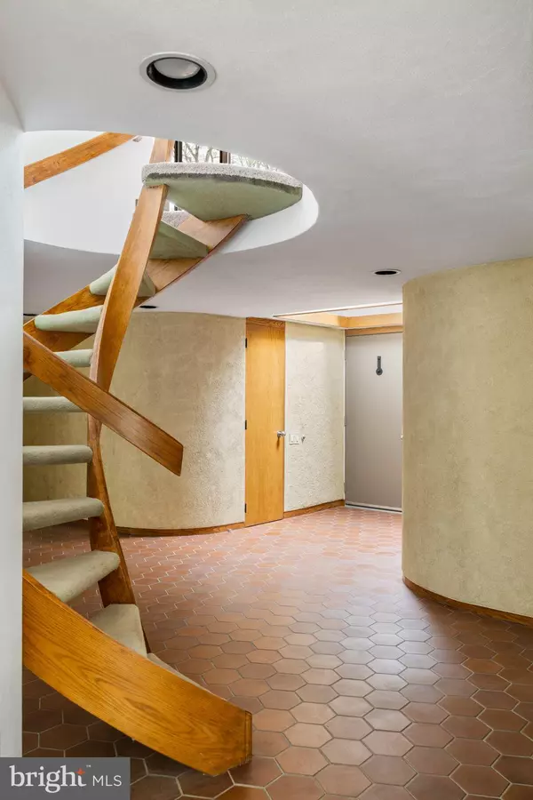 Bryn Mawr, PA 19010,390 S BRYN MAWR AVE