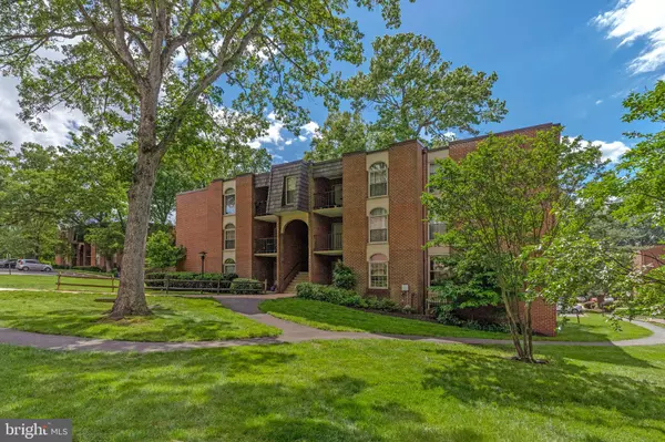 Annandale, VA 22003,3328 WOODBURN VILLAGE DR #14