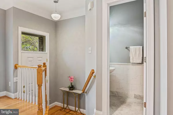 Vienna, VA 22181,2907 OAKTON CREST PL