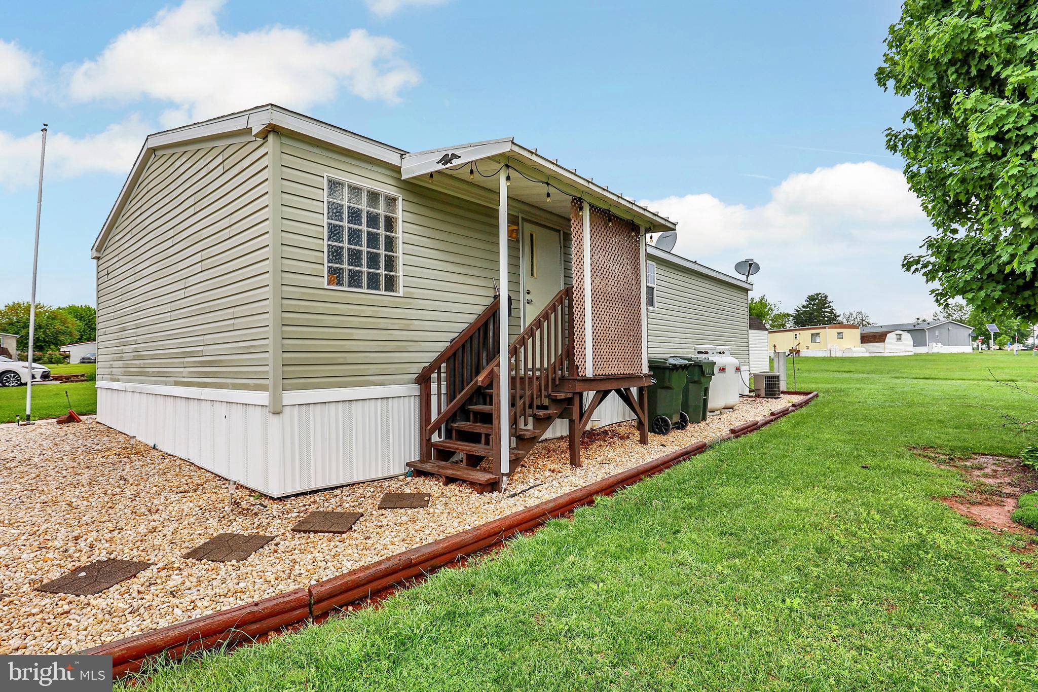New Oxford, PA 17350,120 AMY LN