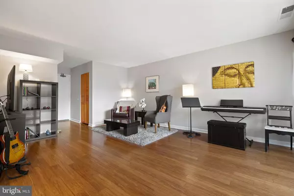 Alexandria, VA 22304,18 CANTERBURY SQ #302