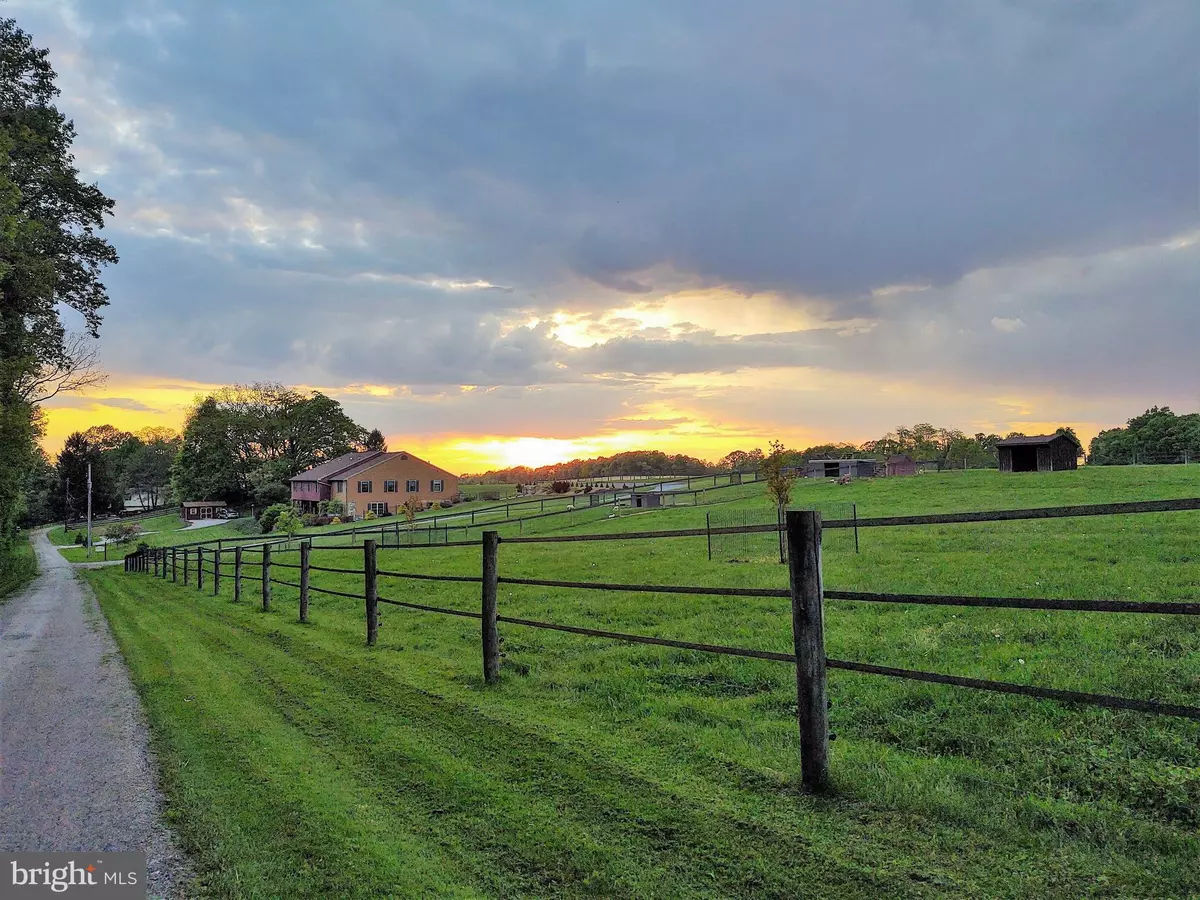 Ronks, PA 17572,6 HAPPY HOOF LN