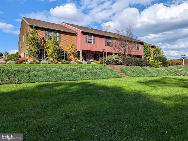 Ronks, PA 17572,6 HAPPY HOOF LN