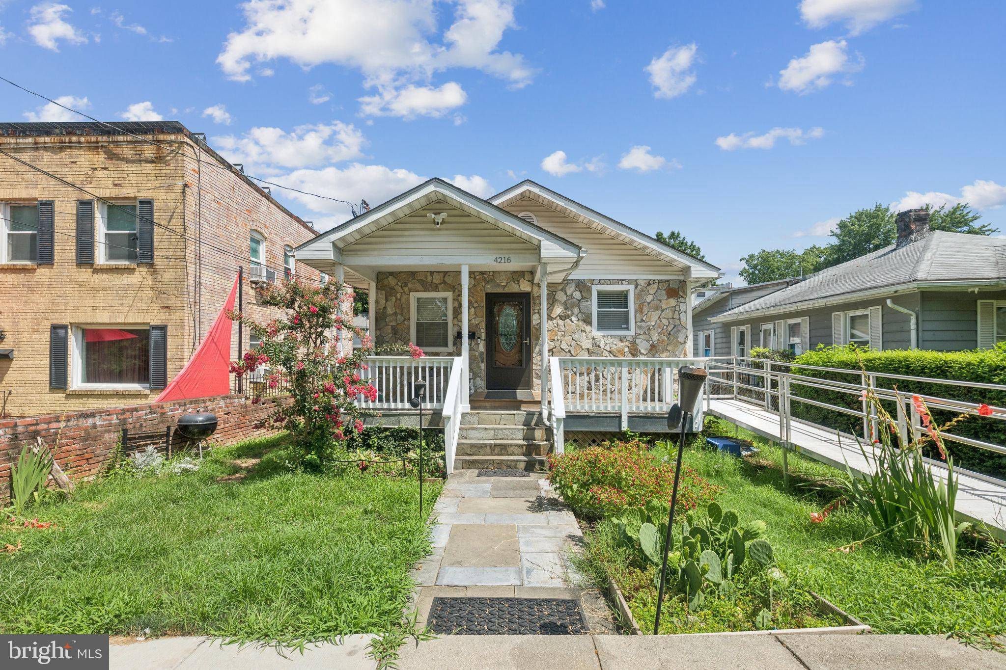 4216 CLAY ST NE, Washington, DC 20019