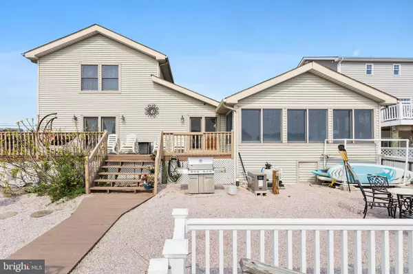 8 N CAPTAINS DR, Tuckerton, NJ 08087