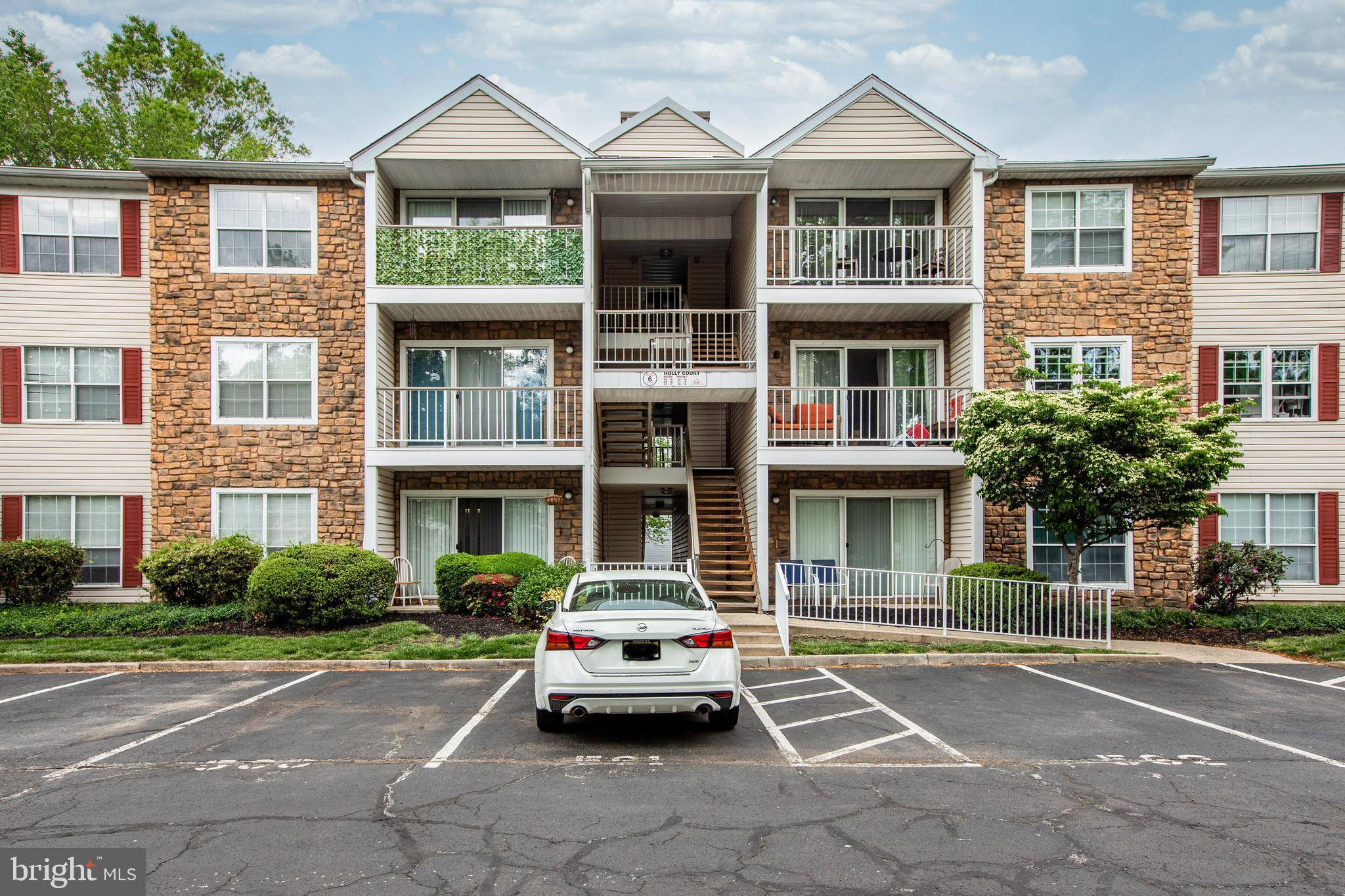 Hamilton, NJ 08619,20 HOLLY CT