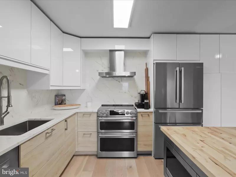 8340 GREENSBORO DR #902, Mclean, VA 22102