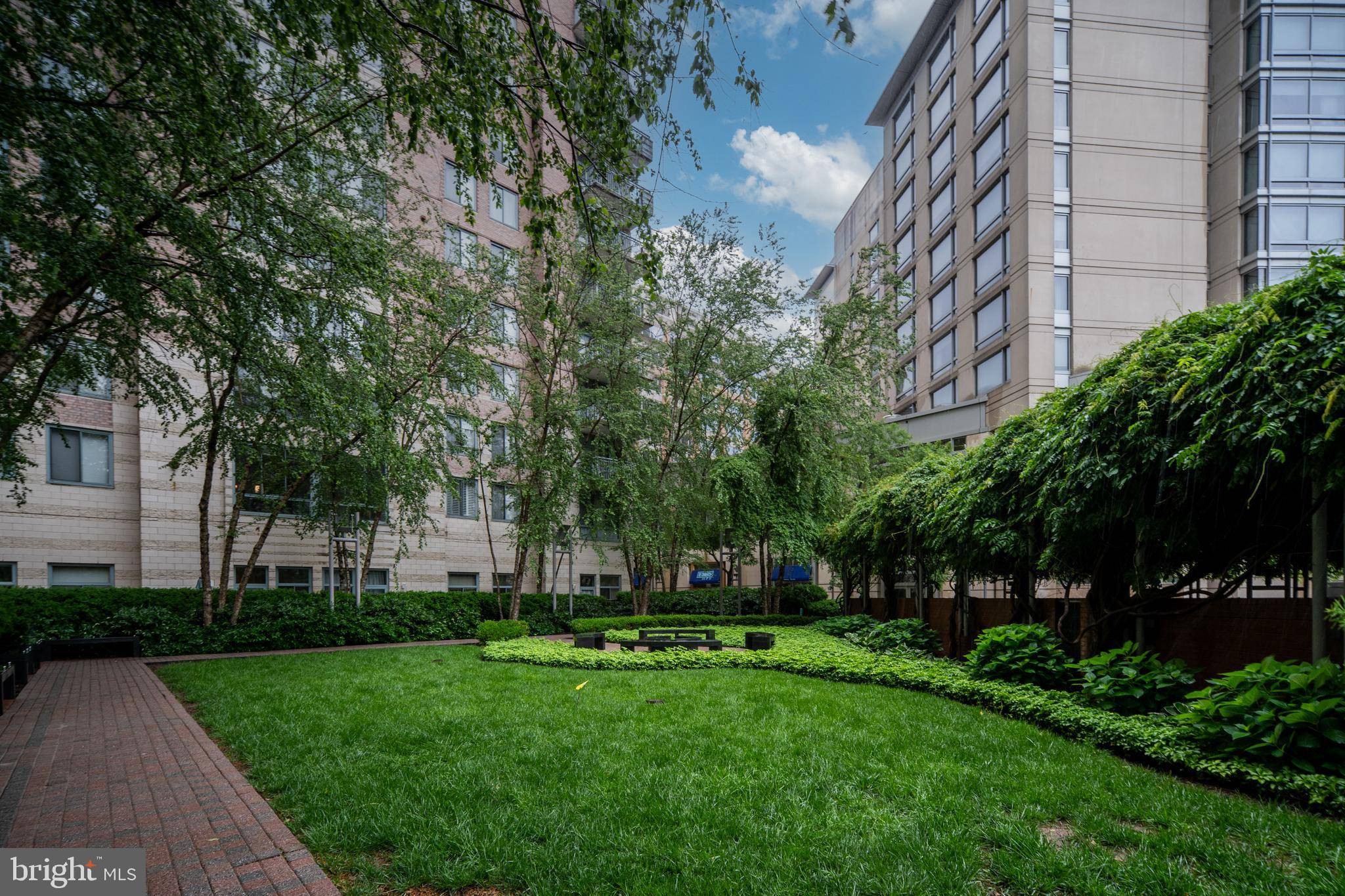 Arlington, VA 22203,851 N GLEBE RD #1407