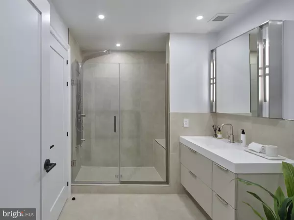 Philadelphia, PA 19147,1001 S BROAD ST #2 BR V