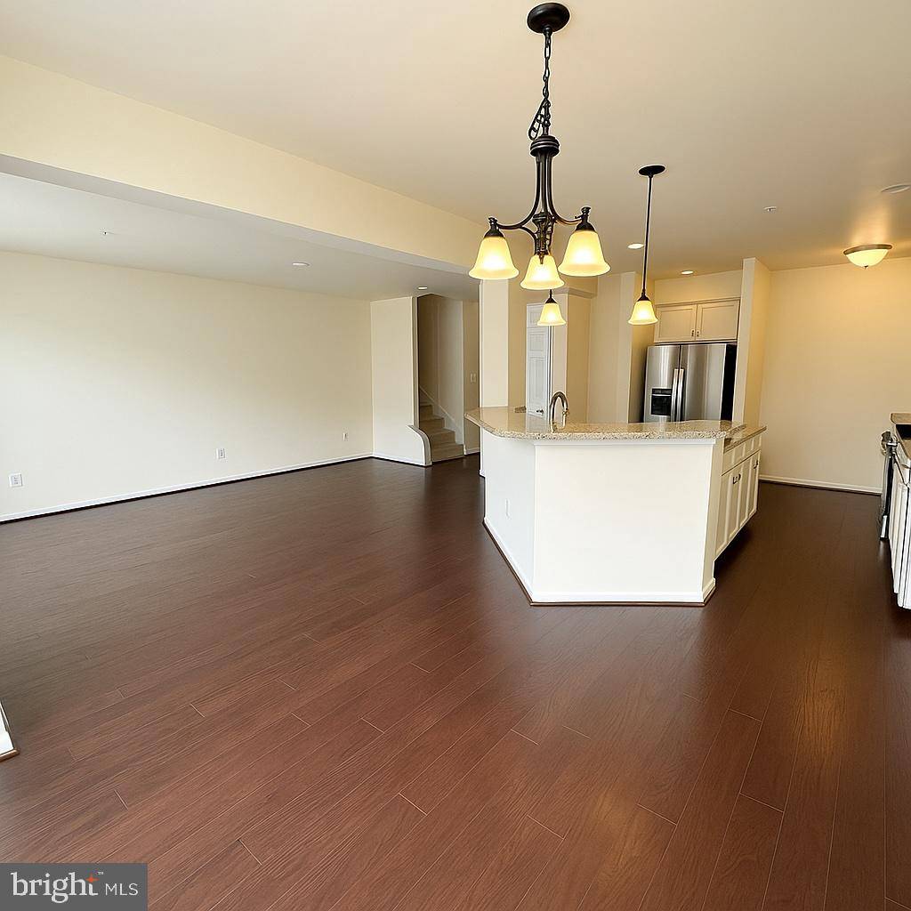 Chantilly, VA 20152,43370 TOWN GATE SQ