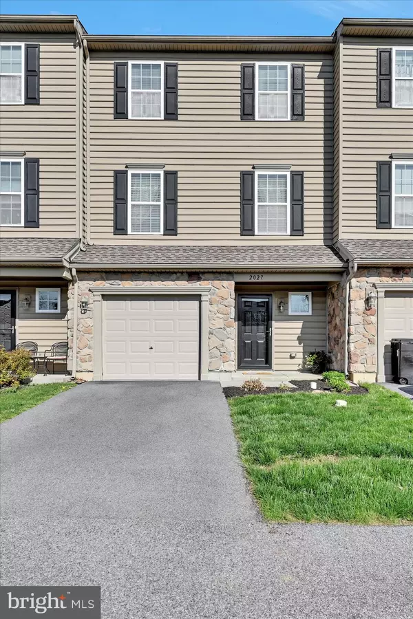 2027 CROWN MILL DR, Mohrsville, PA 19541