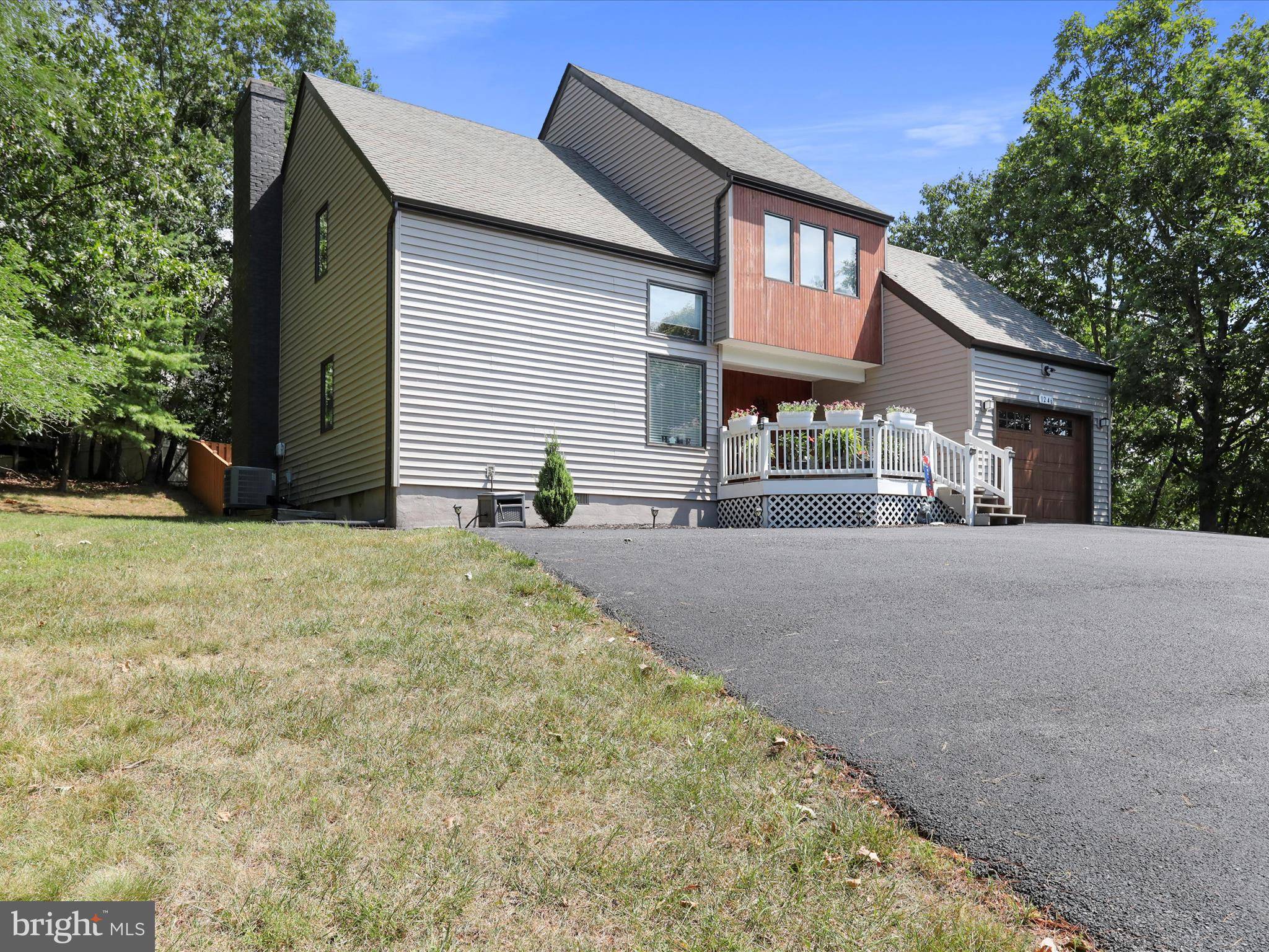 Cross Junction, VA 22625,1246 LAKEVIEW DR