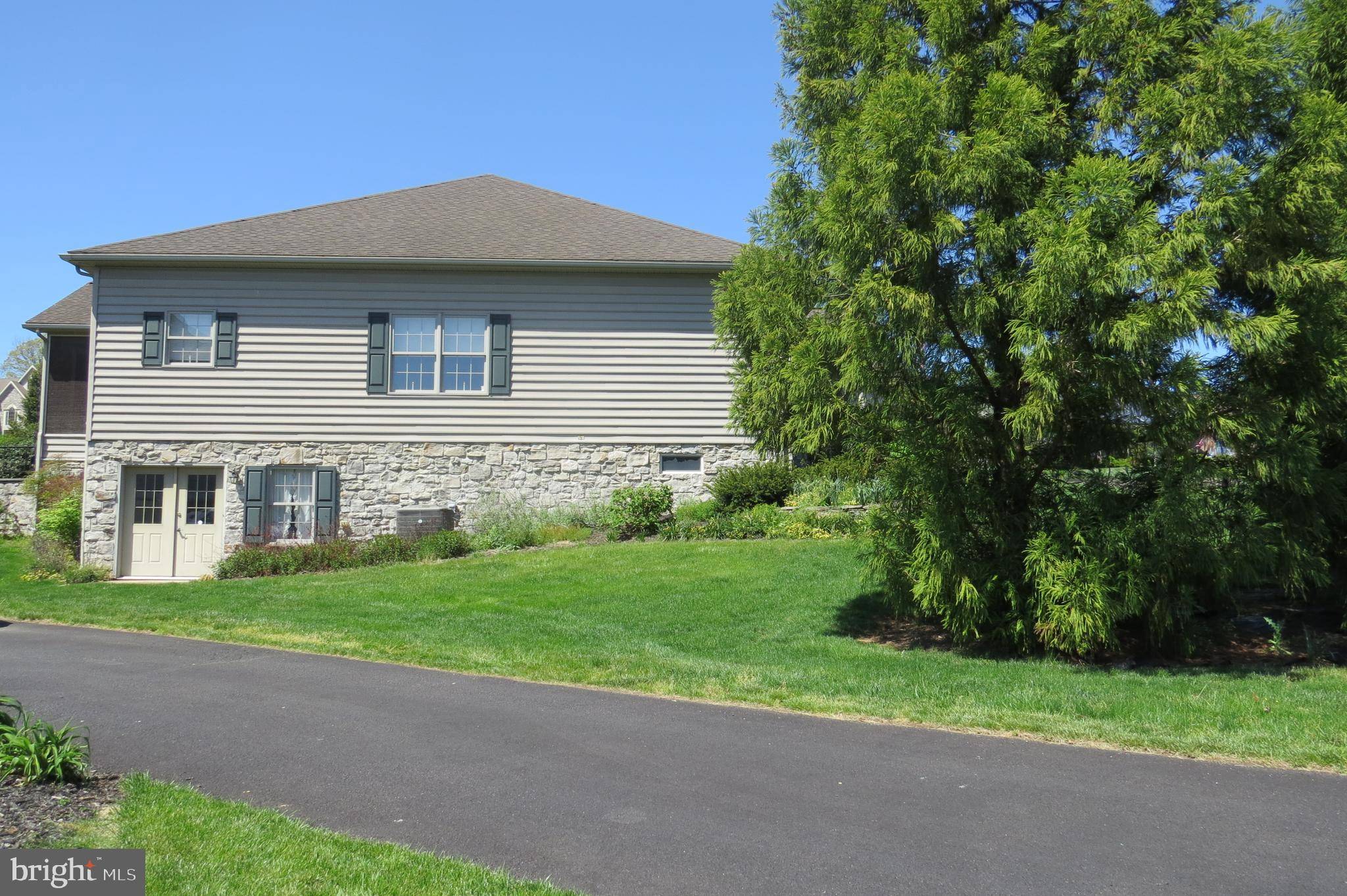 Spring Grove, PA 17362,523 HAMLET DR W