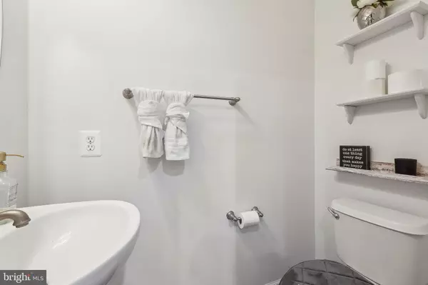 Herndon, VA 20171,13660 VENTURI LN #216