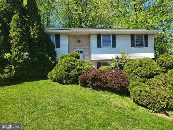 12 CIRCLE VIEW DR, Leola, PA 17540