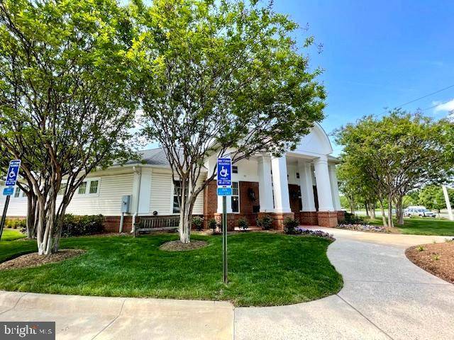 Chantilly, VA 20151,3840 LIGHTFOOT ST #344