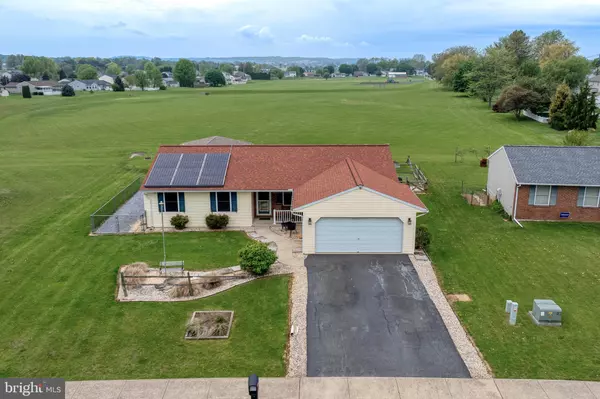 6 VILLAGE DR, Newmanstown, PA 17073