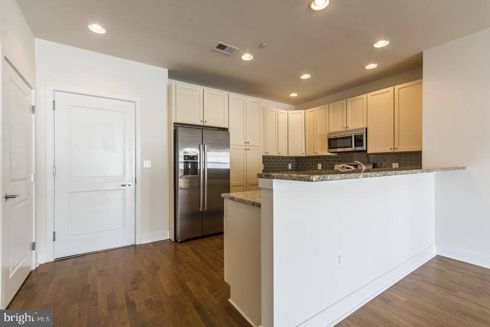 Philadelphia, PA 19146,600 S 24TH ST #213