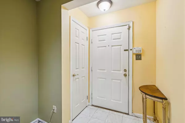 Rockville, MD 20852,5704 BREWER HOUSE CIR #T-2-10