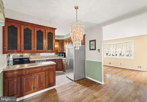 West Deptford, NJ 08096,10 MEADOW LN