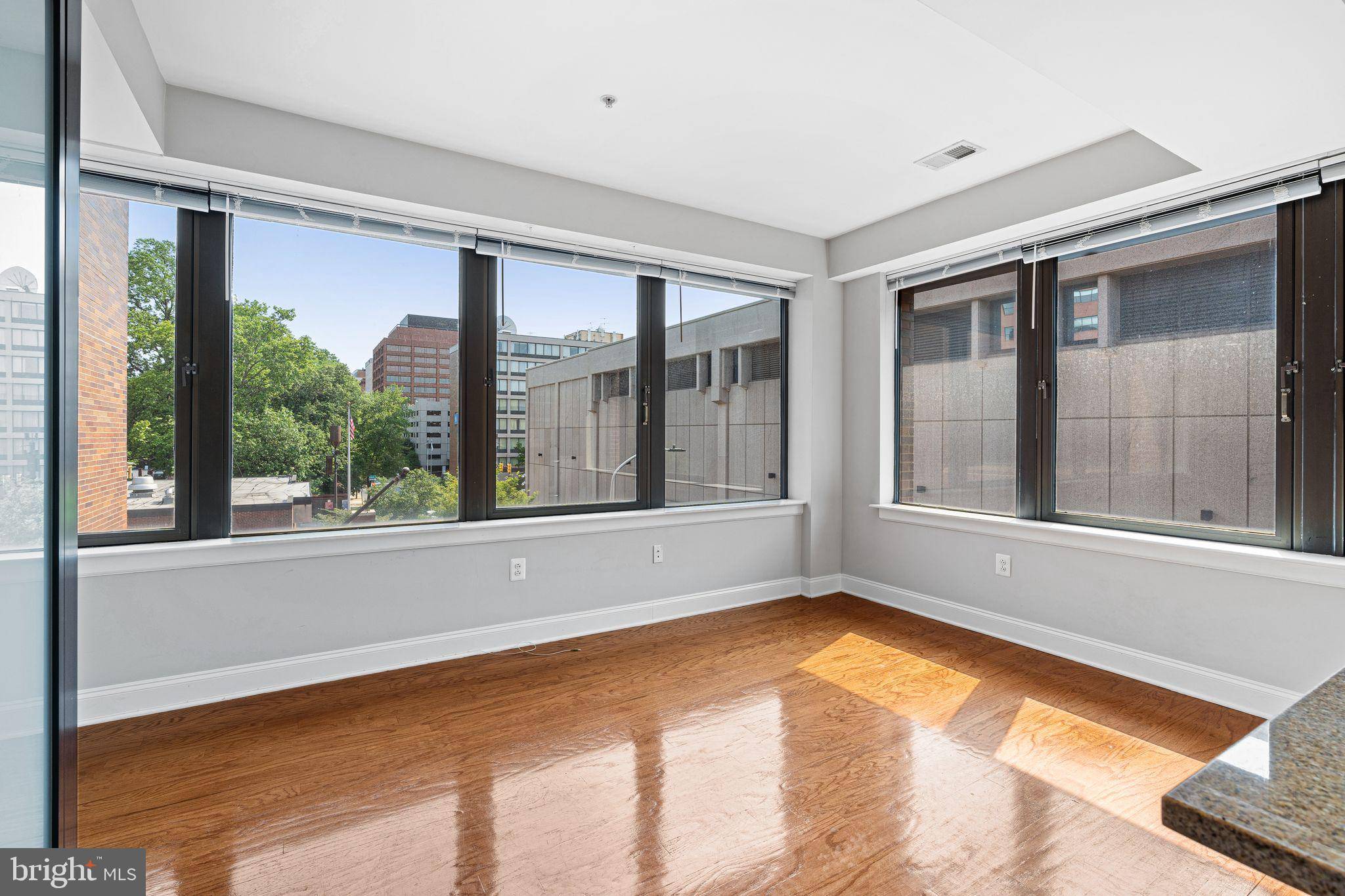 Philadelphia, PA 19106,125-27 N 4TH ST #301
